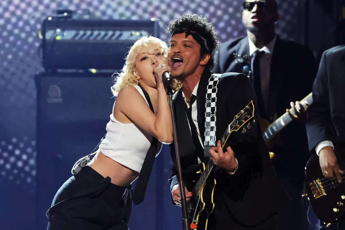 Rosé and Bruno Mars open the televised show performing their hit “APT.” (All photos courtesy Getty Images)